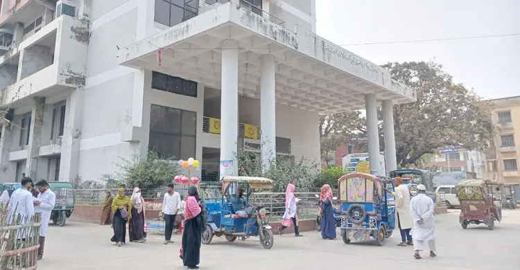 থাকার কথা ৩৭১ জন চিকিৎসক, আছেন ২০ জন