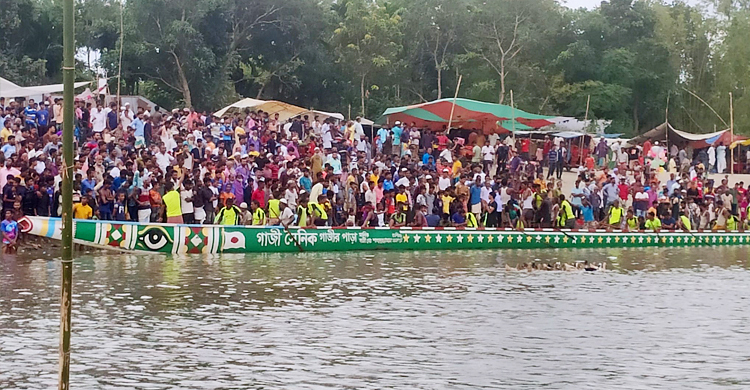 কুড়িগ্রামে ঐতিহ্যবাহী নৌকাবাইচ উপভোগ করলেন হাজারো মানুষ