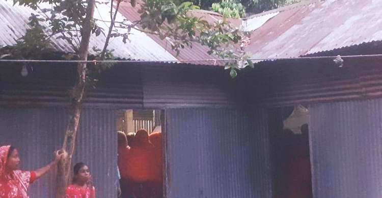 ঘরে বাবার মরদেহ রেখে পরীক্ষা দিলেন মেয়ে