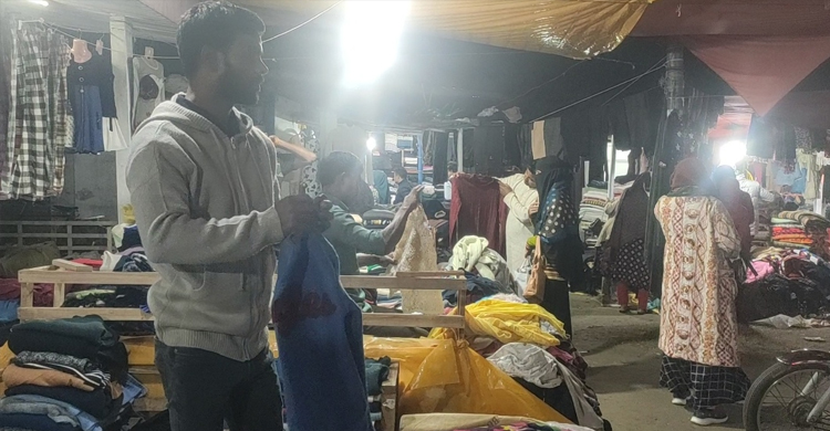 কুড়িগ্রামে গরম কাপড় কেনার হিড়িক