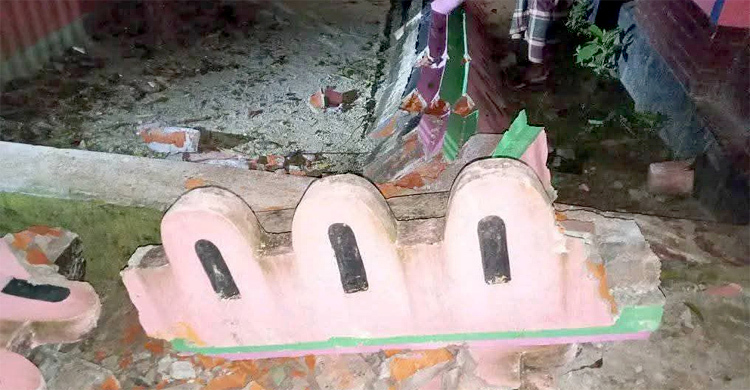 মসজিদের রেলিং ভেঙে মুসল্লির মৃত্যু