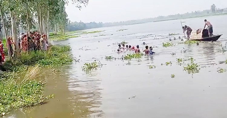 শাপলা তুলতে গিয়ে নৌকা থেকে পড়ে প্রাণ গেলো শিশুর