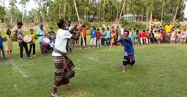 ঐতিহ্যবাহী লাঠি খেলা দেখতে মানুষের ভিড়