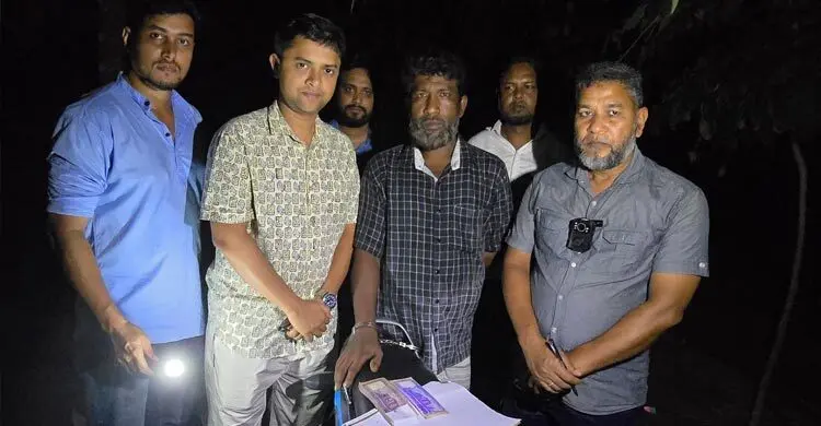 সীমান্ত থেকে জাল টাকাসহ মাদক কারবারি গ্রেফতার
