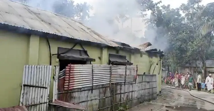 কুড়িগ্রামে নিজ ঘরেই আগুন দিল যুবক