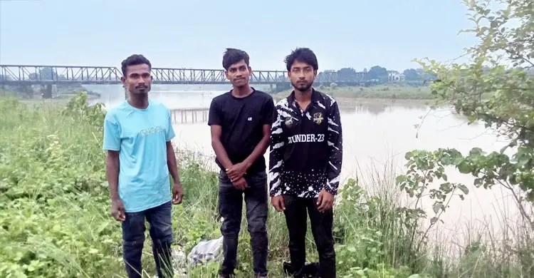 সীমান্তের শূন্যরেখায় ঝু‌লে আছে ৫ যুবকের ভাগ‌্য