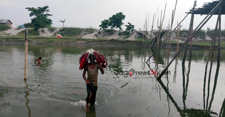 ব্রিজ নেই, একমাত্র সাঁকো ভেঙে দুর্ভোগে আট গ্রামের মানুষ