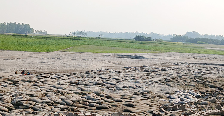 &lsquo;নদী মারার&rsquo; প্রকল্পে দুধকুমার এখন মৃতপ্রায়