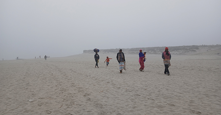 ঘন কুয়াশা-মৃদু শৈত্যপ্রবাহে স্থবির কুড়িগ্রামের জনজীবন