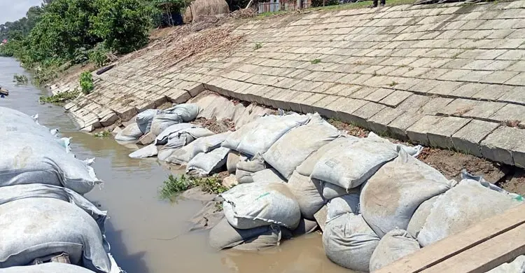 ব্রহ্মপুত্রের ডান তীররক্ষা বাঁধে ফের ধস, আতঙ্কে স্থানীয়রা
