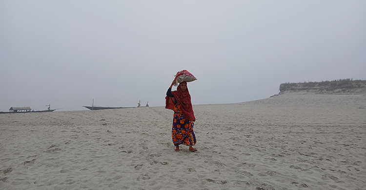 ঘন কুয়াশা-মৃদু শৈত্যপ্রবাহে স্থবির কুড়িগ্রামের জনজীবন