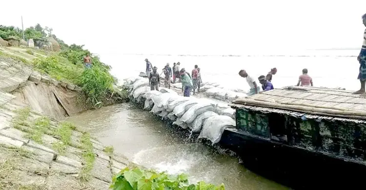 ব্রহ্মপুত্রের ডান তীররক্ষা বাঁধে ফের ধস, আতঙ্কে স্থানীয়রা