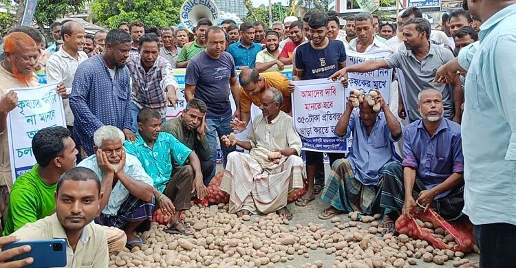 কুড়িগ্রামে হিমাগারের ভাড়া বৃদ্ধি, আলু ফেলে রাস্তা অবরোধ