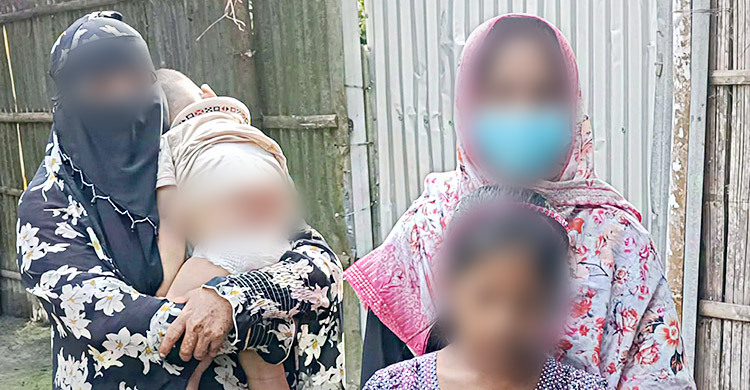 স্ত্রীর স্বীকৃতির দাবিতে সন্তান নিয়ে যুবকের বাড়িতে দুই নারী