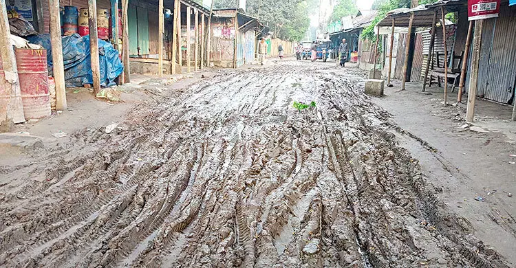 বর্ষার আগেই নাকাল চিলমারীর জোড়গাছ হাট সড়ক, দুর্ভোগে হাজারো মানুষ