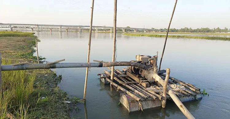 দুধকুমার নদে অবৈধ বালু উত্তোলন, ঝুঁকিতে সোনাহাট সেতু ও তীর রক্ষা বাঁধ