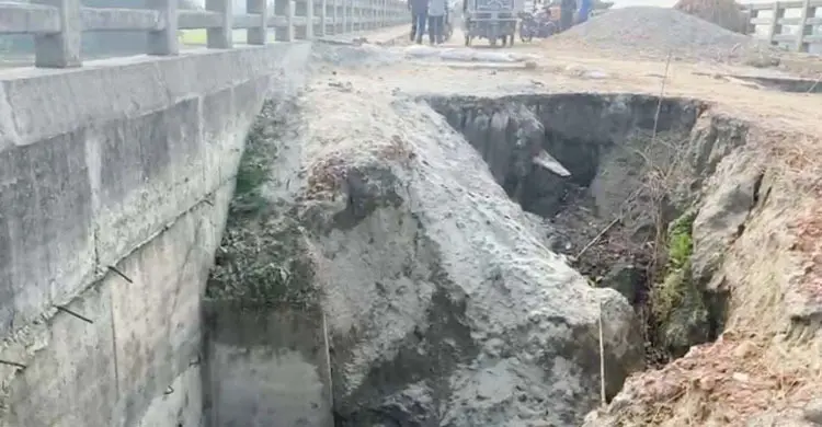 সেতুর সংযোগ সড়কে ধস, ঝুঁকিতে যান চলাচল