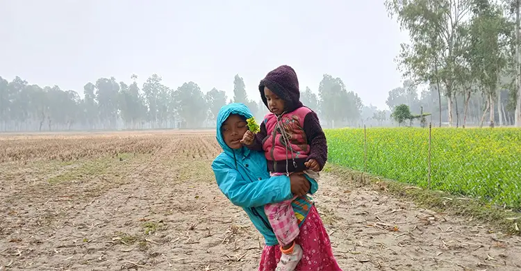 কু‌ড়িগ্রামে হিমেল হাওয়া ও কনকনে ঠান্ডা, দেখা নেই সূর্যের