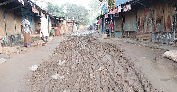 বর্ষার আগেই নাকাল চিলমারীর জোড়গাছ হাট সড়ক, দুর্ভোগে হাজারো মানুষ