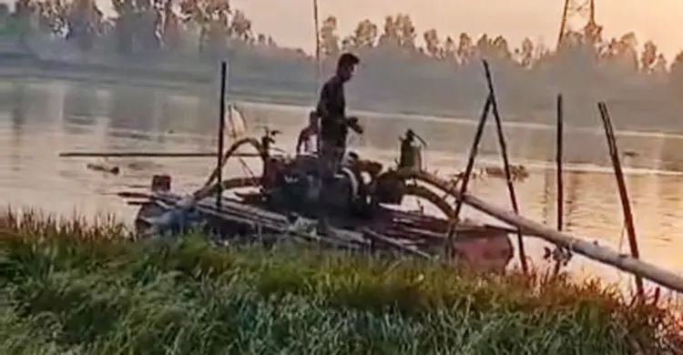 দুধকুমার নদে অবৈধ বালু উত্তোলন, ঝুঁকিতে সোনাহাট সেতু ও তীর রক্ষা বাঁধ