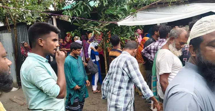 চি&zwnj;কিৎসা নিয়ে বা&zwnj;ড়ি ফেরার পথে বাবা-&zwnj;মেয়েসহ ৫ জনের মৃত্যু