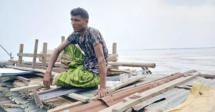 ২৫ বার ভিটে হারিয়ে সর্বস্বান্ত মমেনা, শেষ আশ্রয়ও এখন ভাঙনের মুখে