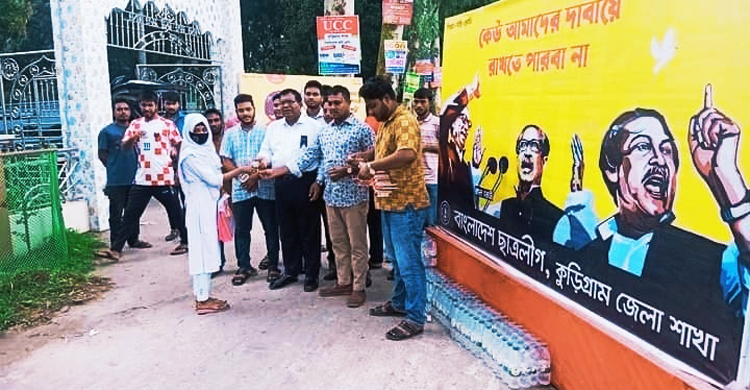 এইচএসসি পরীক্ষার্থীদের উপহার দিলেন কলম-পানি