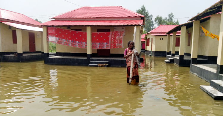 তলিয়ে গেছে কুড়িগ্রামের হরিজন পল্লি, বিপাকে ৩০ পরিবার
