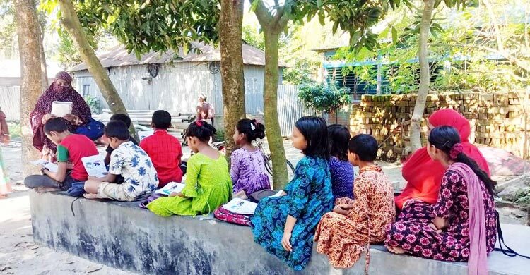 স্কুলে যাওয়ার পথ বন্ধ, গাছতলায় পাঠদান