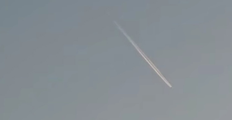 কু‌ড়িগ্রামের আকাশে রহস্যময় সাদা-লাল রেখা, ‘মিসাইল’ আতঙ্কে স্থানীয়রা