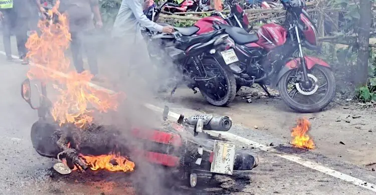 পাম্পে সিগারেট জ্বালাতে গিয়ে নিজের মোটরসাইকেলই পোড়ালেন যুবক