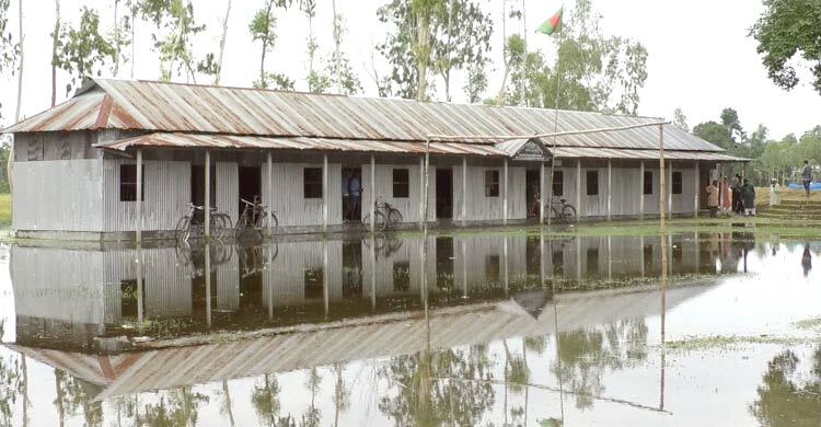 কু‌ড়িগ্রামে জলাবদ্ধতায় ২ বিদ্যালয়ে শিক্ষা কার্যক্রম ব্যাহত