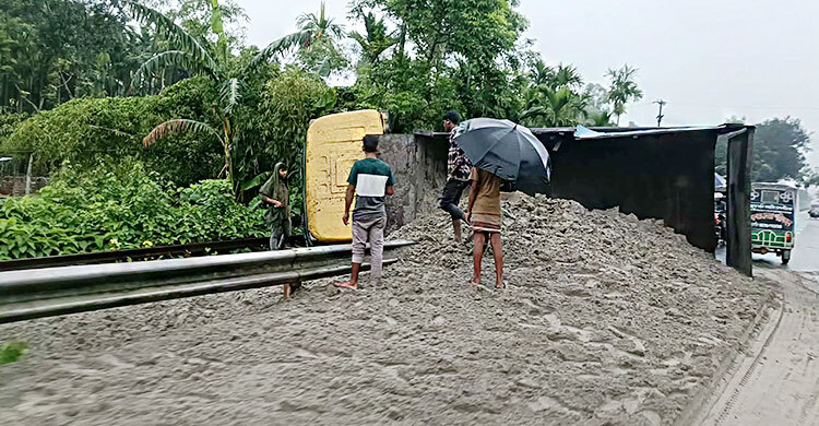 রেললাইনে ট্রাক উল্টে কুড়িগ্রামের রেল যোগাযোগ বন্ধ