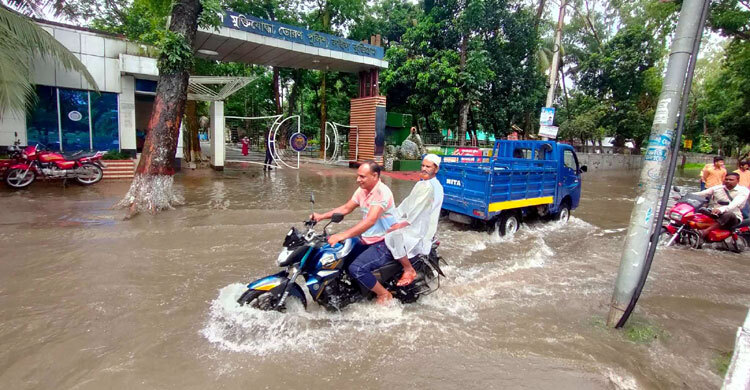 কুড়িগ্রামে টানা বৃষ্টি, শহরজুড়ে জলাবদ্ধতা