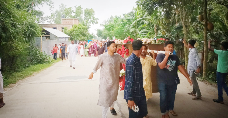 দাদার ইচ্ছা পূরণে পালকিতে বউ নিয়ে এলেন নাতি