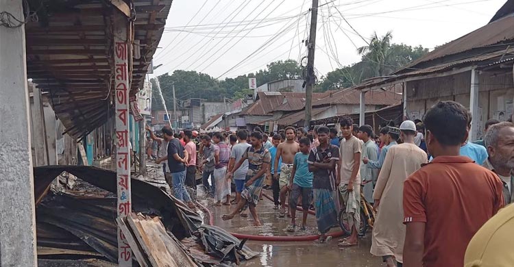 ভূরূঙ্গামারী বাজারে আগুন, ১০৫ দোকান পুড়ে ছাই
