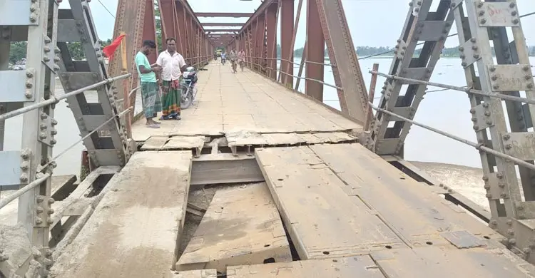 সোনাহাট সেতুর পাটাতন ভেঙে ভারী যান চলাচল বন্ধ