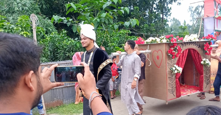 দাদার ইচ্ছা পূরণে পালকিতে বউ নিয়ে এলেন নাতি