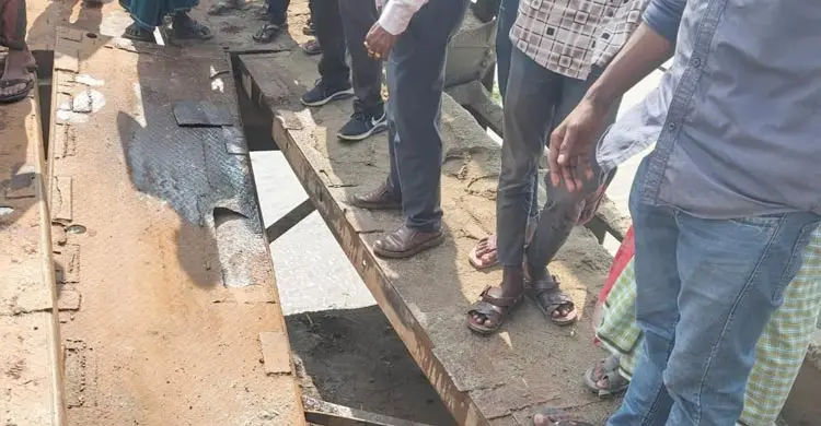 সোনাহাট সেতুর পাটাতন ভেঙে ভারী যান চলাচল বন্ধ