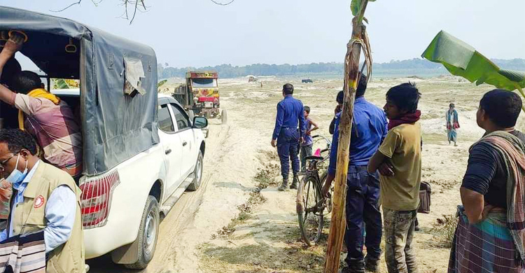 গড়াই নদী থেকে বালু-মাটি তোলায় চারজনের কারাদণ্ড