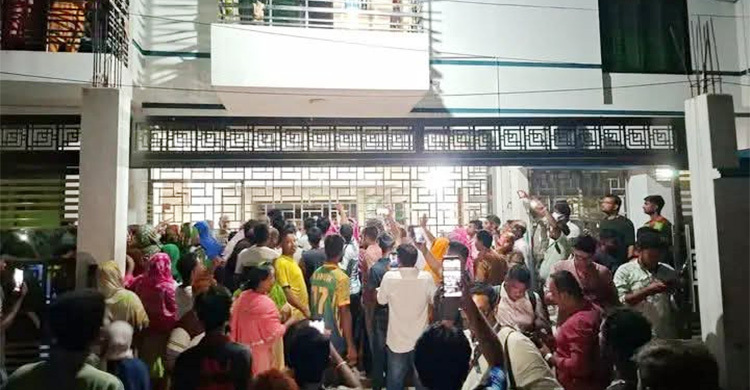কুষ্টিয়ায় সাবেক মেয়র আনোয়ারের বাড়িতে অভিযান, বাইরে বিক্ষোভ