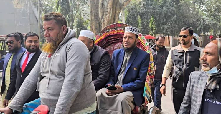 মনোনয়ন নিতে রিকশায় চড়ে ডিসি অফিসে আমির হামজা