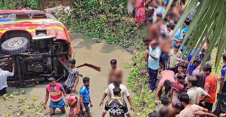 কুষ্টিয়ায় যাত্রীবাহী বাস উল্টে খাদে, নিহত ৩