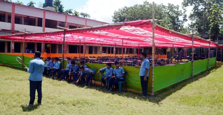 ক্লাস-পরীক্ষা চলাকালে স্কুলমাঠে ‘বিএনপি নেতার’ ভূরিভোজ, সমালোচনা