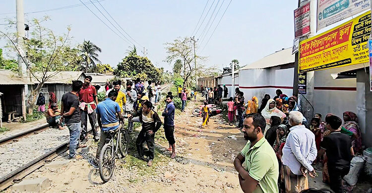 অরক্ষিত রেলক্রসিংয়ে ট্রেনের ধাক্কায় মোটরসাইকেল আরোহী নিহত
