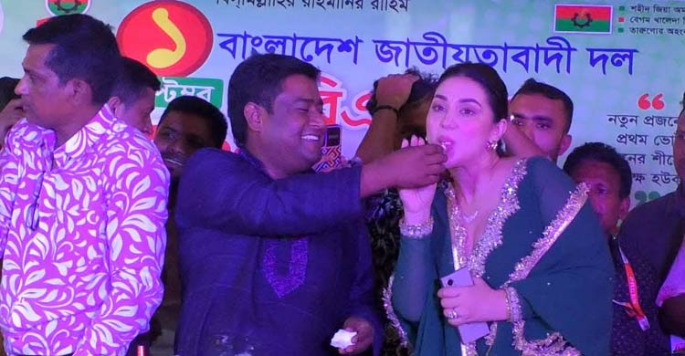 ক্লাস-পরীক্ষা চলাকালে স্কুলমাঠে ‘বিএনপি নেতার’ ভূরিভোজ, সমালোচনা