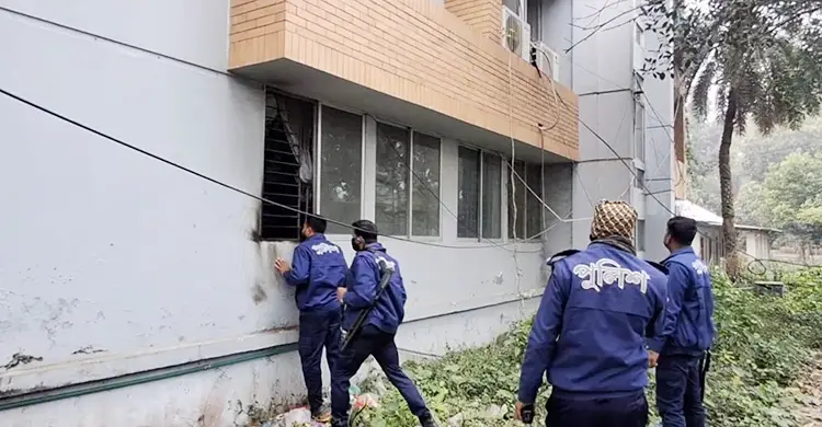 কুষ্টিয়ায় নির্বাচন অফিসে আগুন