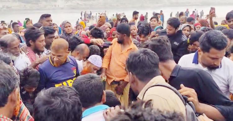 কুষ্টিয়ার খোকসায় গড়াই নদীতে গোসলে নেমে নিখোঁজ দুই শিশুর মধ্যে তাইবা (৭) নামে একজনের মরদেহ উদ্ধার করেছে ফায়ার সার্ভিসের ডুবুরি দল