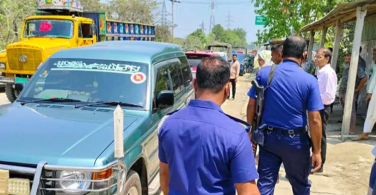 বন্ধ হওয়া সেতুর টোল চালু করতে গিয়ে ছাত্র-জনতার বিক্ষোভের মুখে প্রশাসন