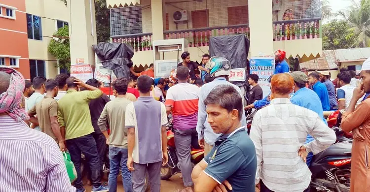 লাইনে তেল নেওয়াকে কেন্দ্র করে দ্বন্দ্ব, ৪ ঘণ্টা বিদ্যুৎহীন মিরপুর